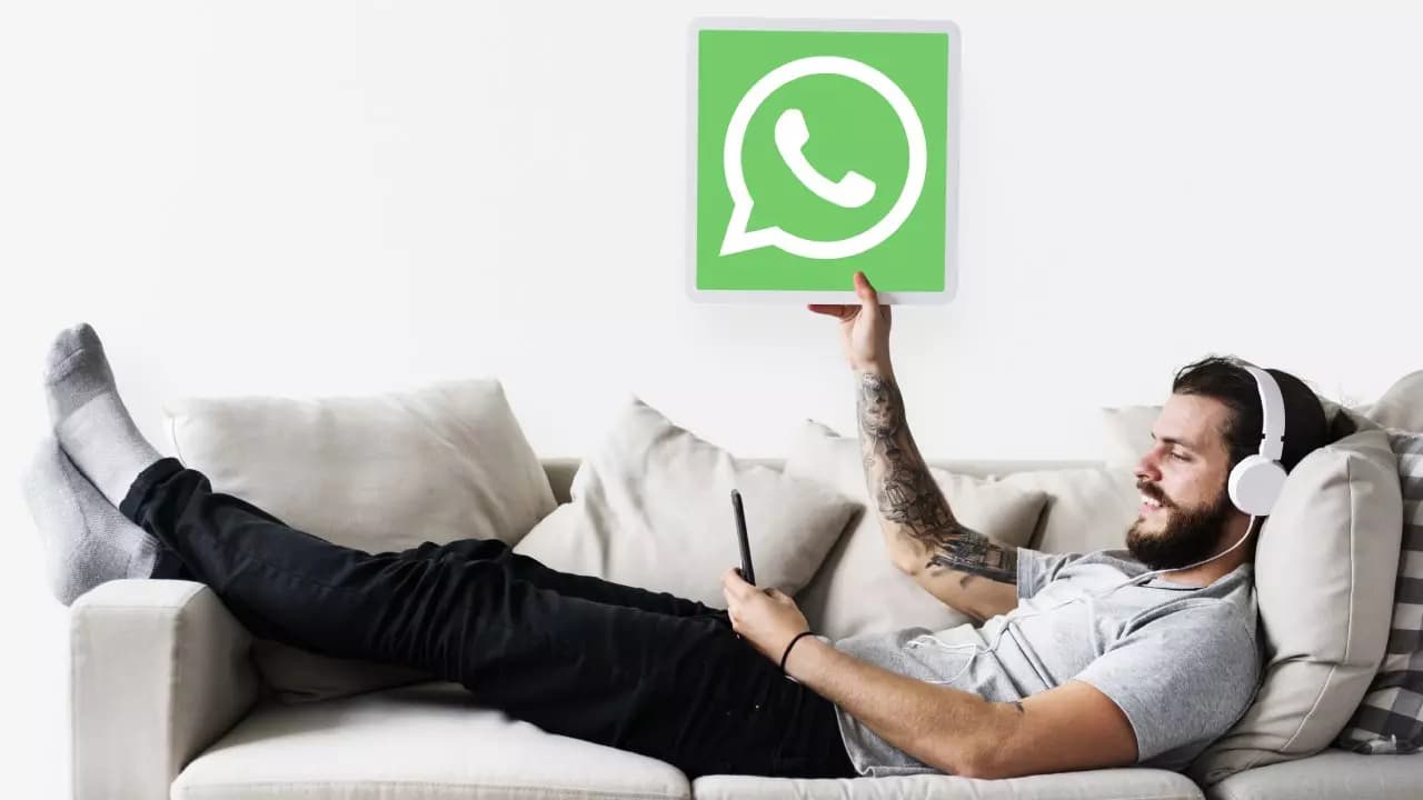 hombre-mostrando-icono-whatsapp-messenger hombre-mostrando-icono-whatsapp-messenger