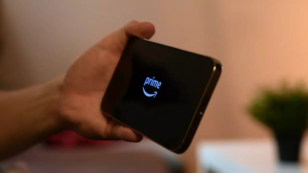 Sujetando-smartphone-logo-Prime-Video Sujetando-smartphone-logo-Prime-Video