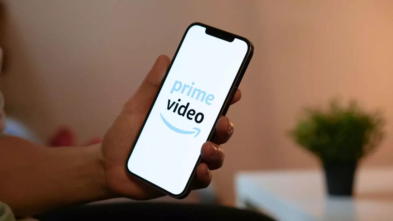 Sujetando-movil-Prime-Video Sujetando-movil-Prime-Video