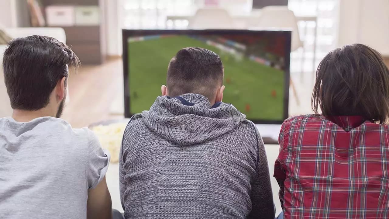 grupo-amigos-viendo-futbol grupo-amigos-viendo-futbol