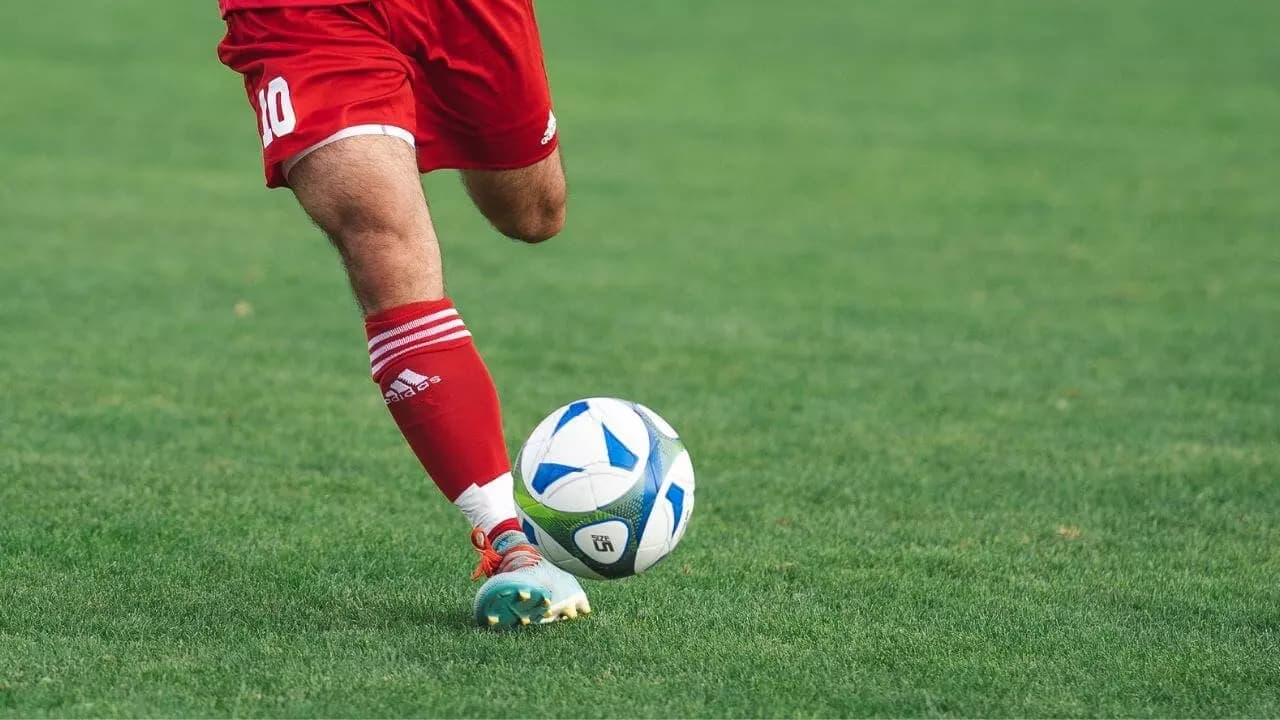 Futbolista punto disparo pelota Futbolista punto disparo pelota