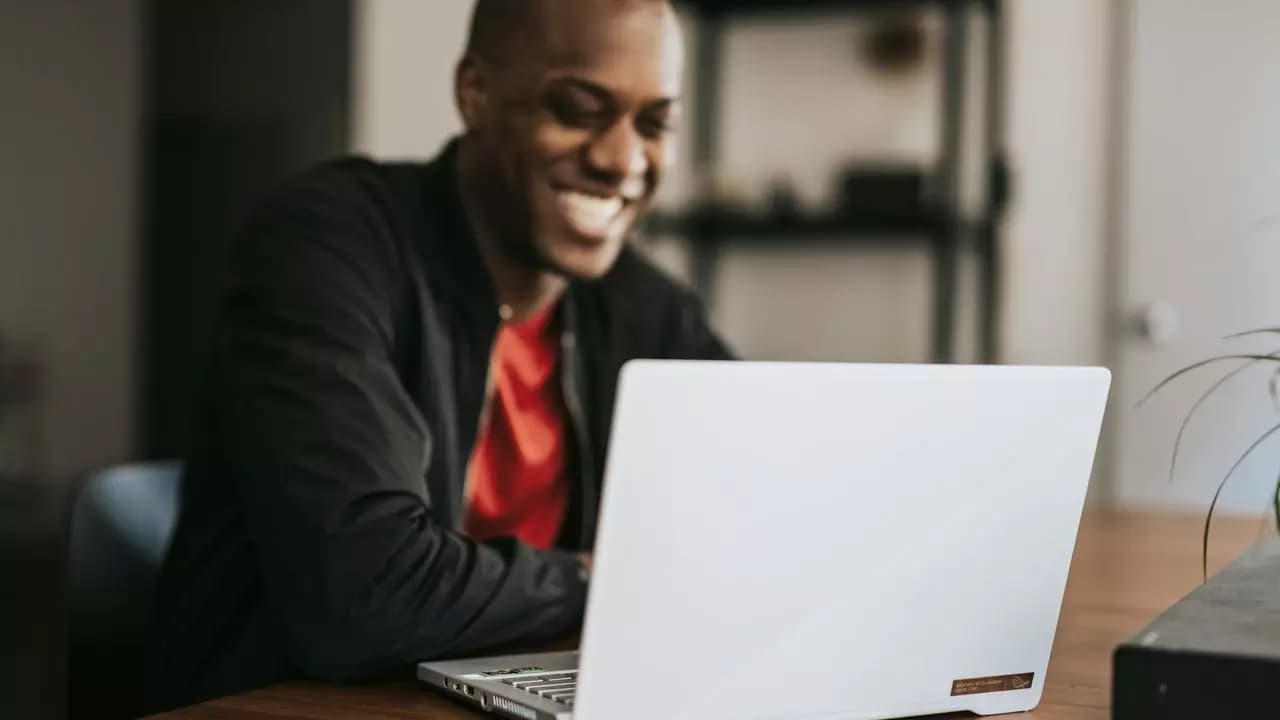 Hombre feliz actualizando portatil Windows Hombre feliz actualizando portatil Windows