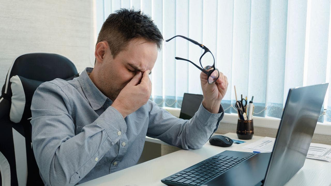 Hombre problemas usando ordenador Windows Hombre problemas usando ordenador Windows