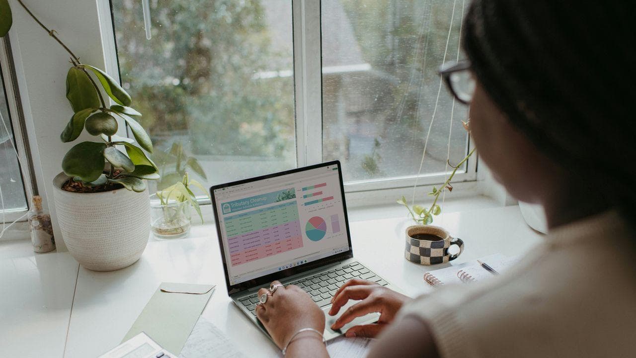 Mujer-usando-graficos-portatil-Windows Mujer-usando-graficos-portatil-Windows