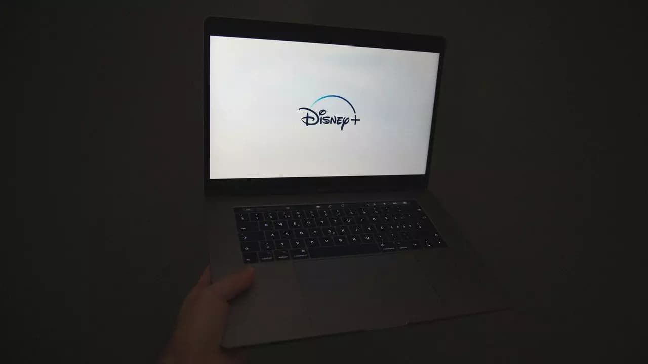 PC portatil logo Disney Plus pantalla PC portatil logo Disney Plus pantalla