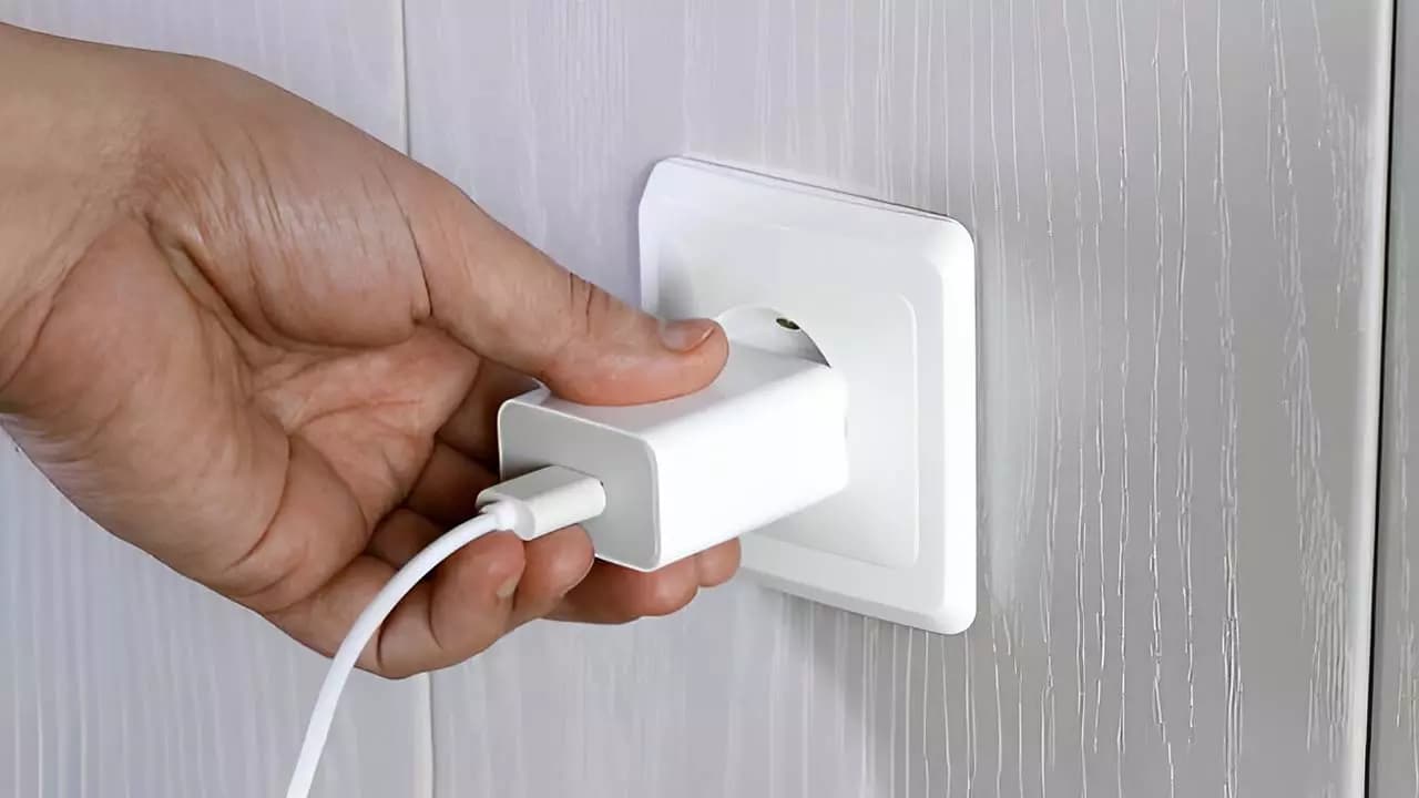 cargador movil enchufado cargador movil enchufado