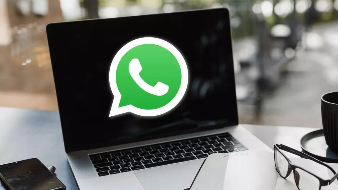 Ordenador portatil gafas logo WhatsApp Ordenador portatil gafas logo WhatsApp