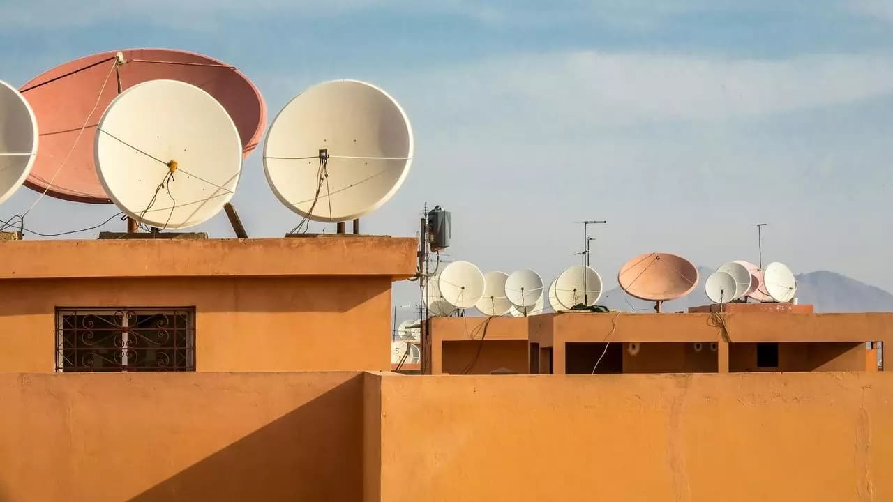 Antenas parabolicas encima edificio Antenas parabolicas encima edificio