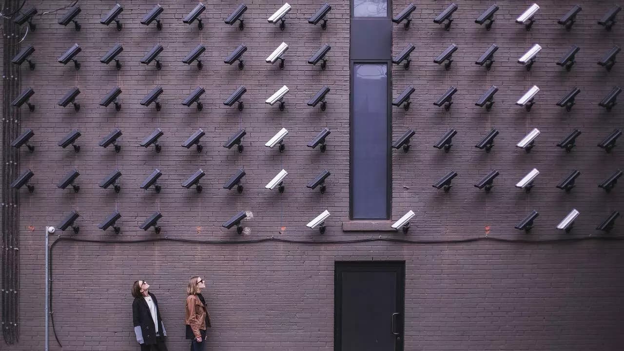 Camaras videovigilancia edificio mirando Camaras videovigilancia edificio mirando