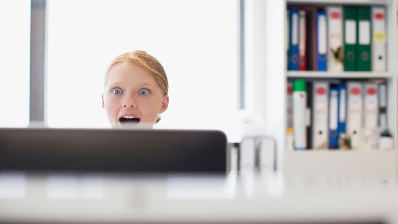 Chica sorprendida asustada delante monitor Chica sorprendida asustada delante monitor