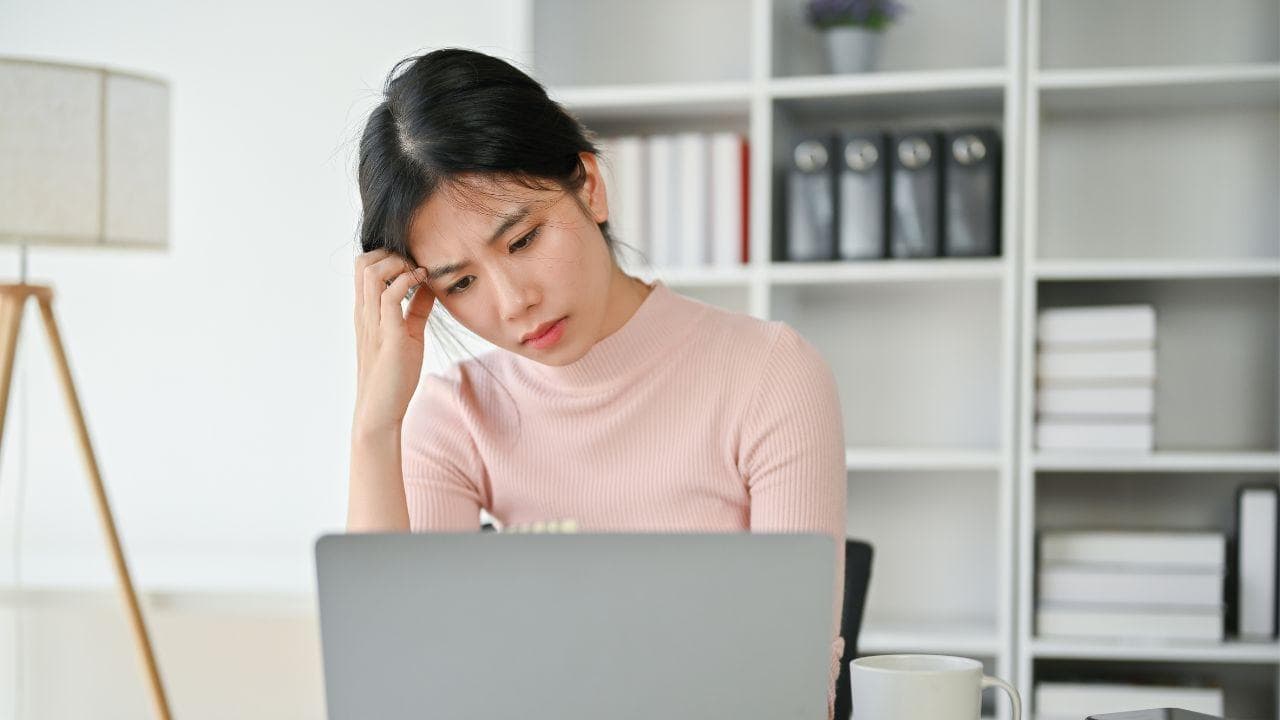 Chica triste mirando ordenador portatil Chica triste mirando ordenador portatil