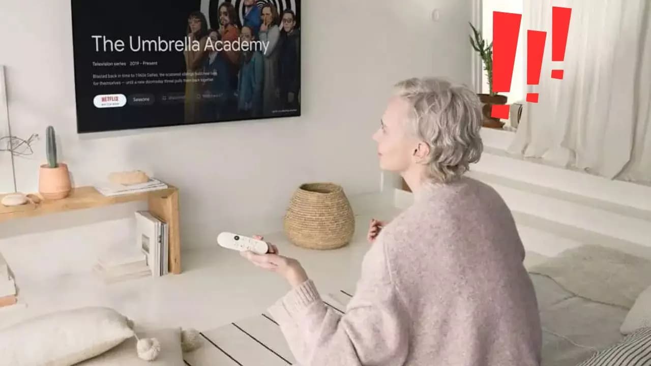 Chica usando Chromecast exclamaciones Chica usando Chromecast exclamaciones