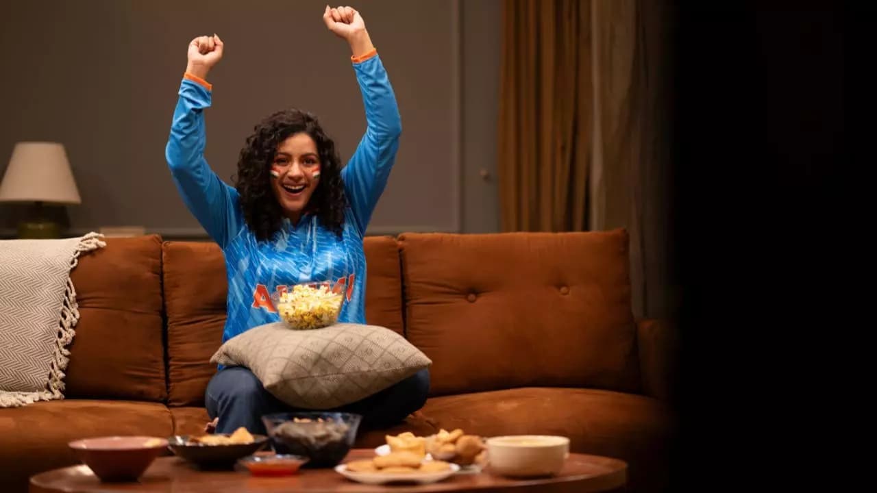 Chica viendo deportes celebrando Chica viendo deportes celebrando