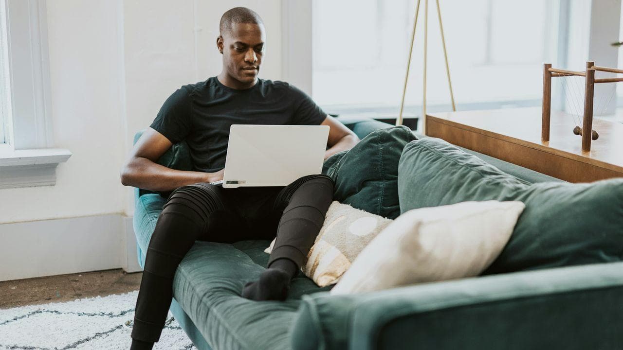 Chico actualizando Windows mirada preocupada Chico actualizando Windows mirada preocupada