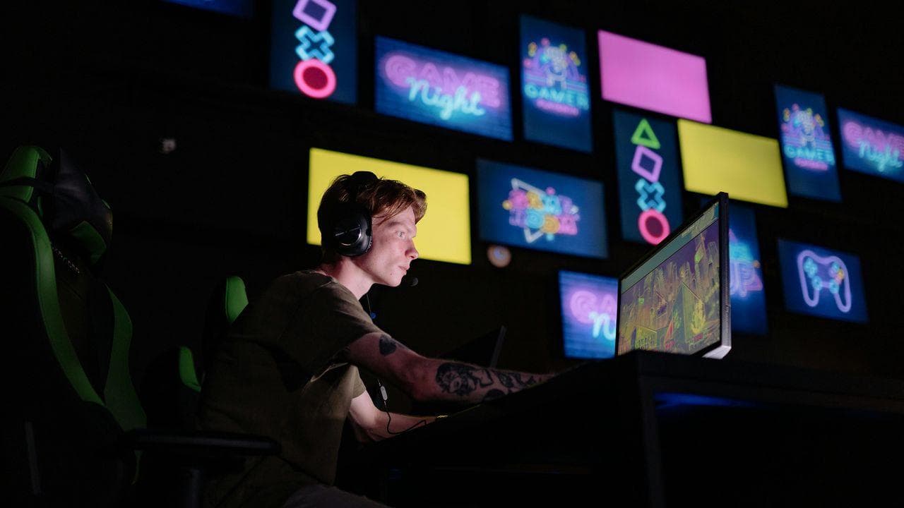 Chico gamer jugando ordenador noche Chico gamer jugando ordenador noche