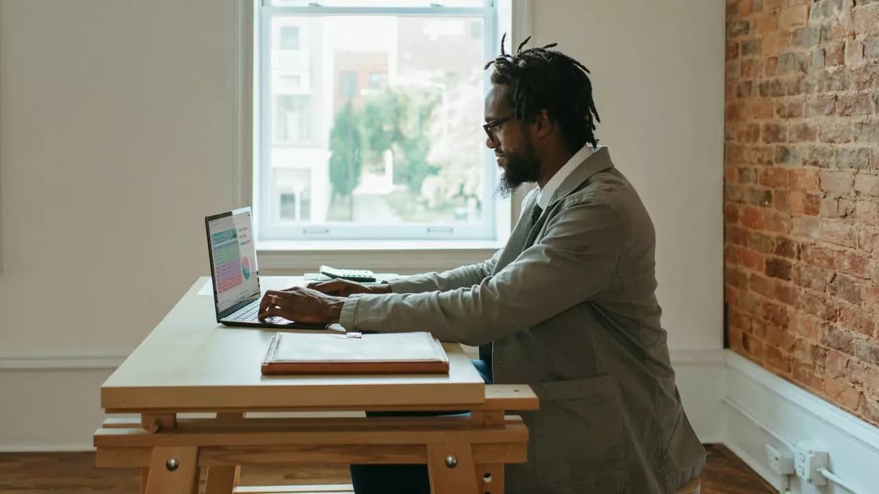 Ejecutivo traje usando ordenador portatil Ejecutivo traje usando ordenador portatil