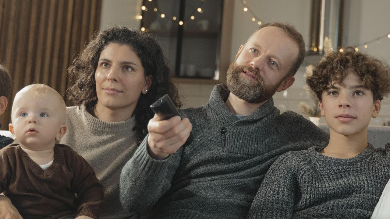 Familia viendo tv mano mando Familia viendo tv mano mando