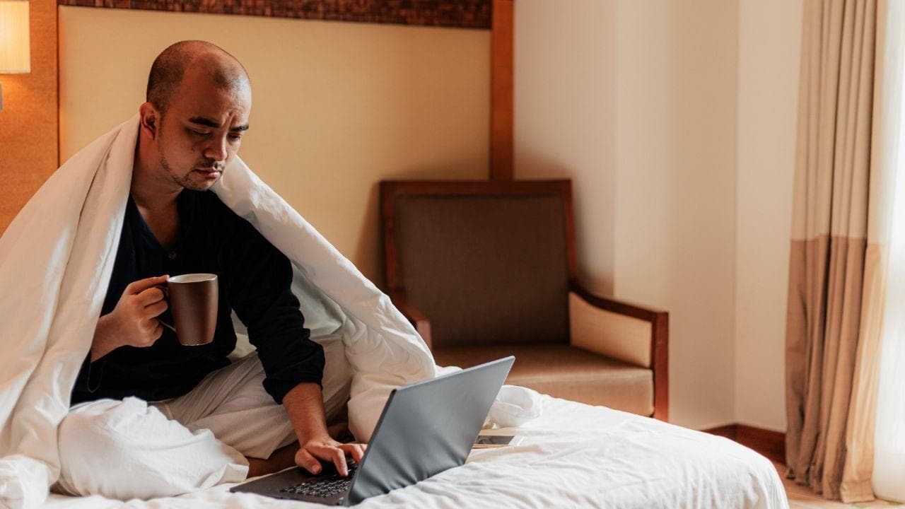 Hombre preocupado ordenador cama Hombre preocupado ordenador cama