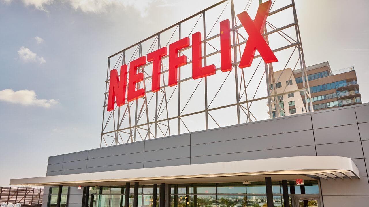 Logo Netflix encima oficinas Logo Netflix encima oficinas