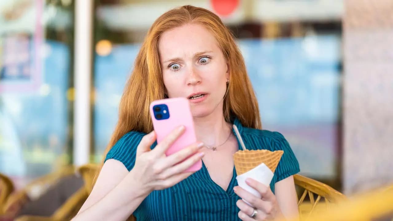Mujer sorprendida mirando movil Mujer sorprendida mirando movil