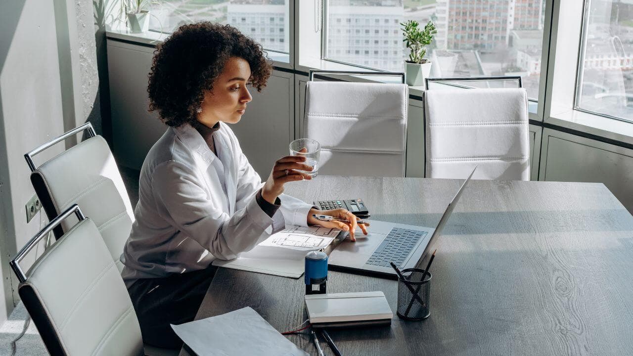 Mujer usando ordenador portatil agua Mujer usando ordenador portatil agua