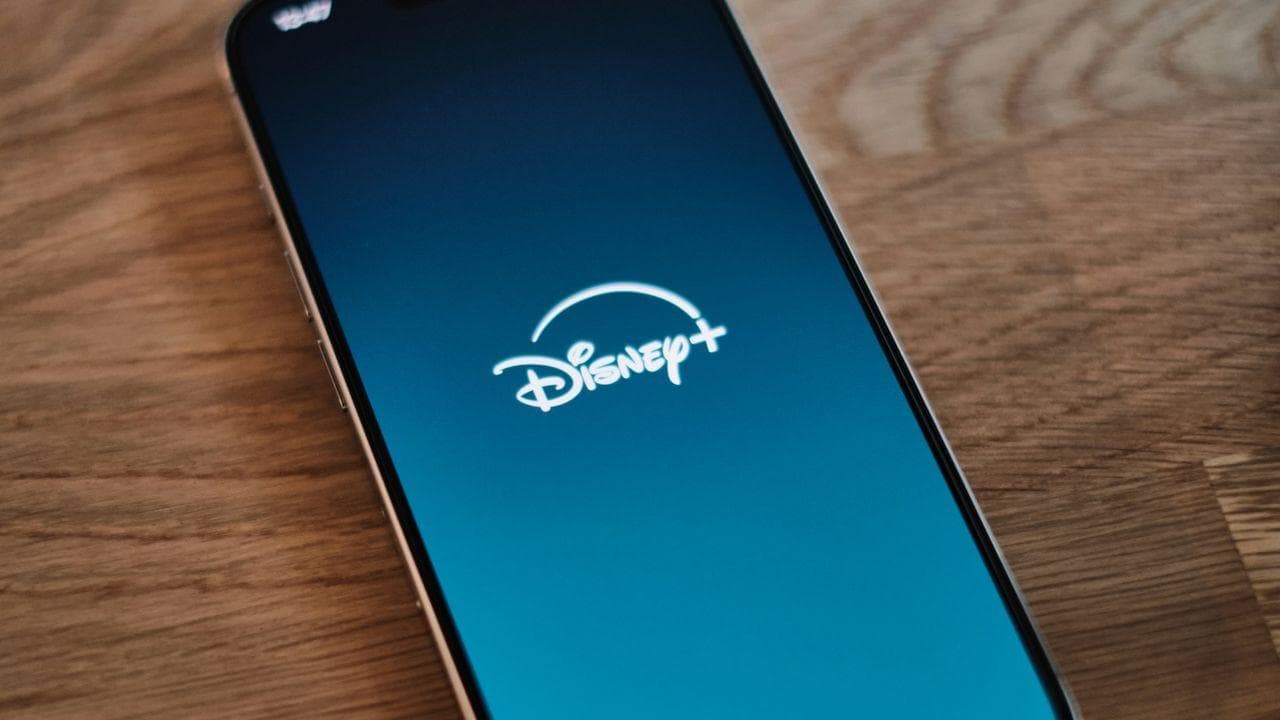 Pantalla movil lado logo Disney Plus Pantalla movil lado logo Disney Plus