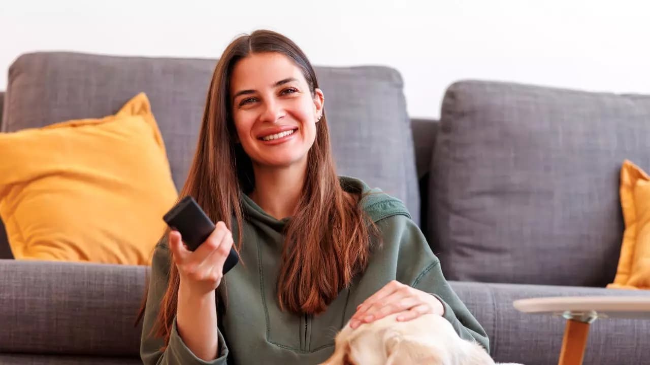 Sonriendo cambiando canal TV Sonriendo cambiando canal TV