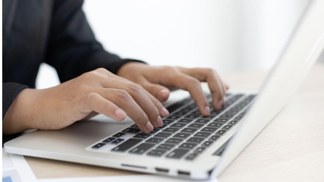 Tecleando dos manos teclado portatil Tecleando dos manos teclado portatil