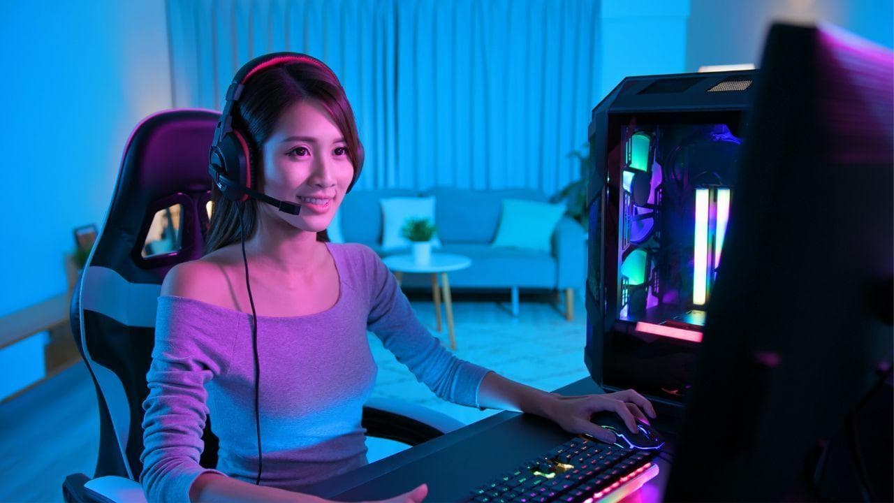 Chica gamer concentrada jugando online Chica gamer concentrada jugando online