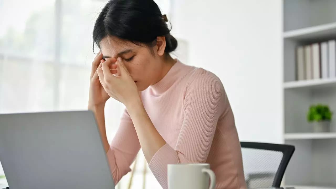 Chica preocupacion dolor cabeza Chica preocupacion dolor cabeza