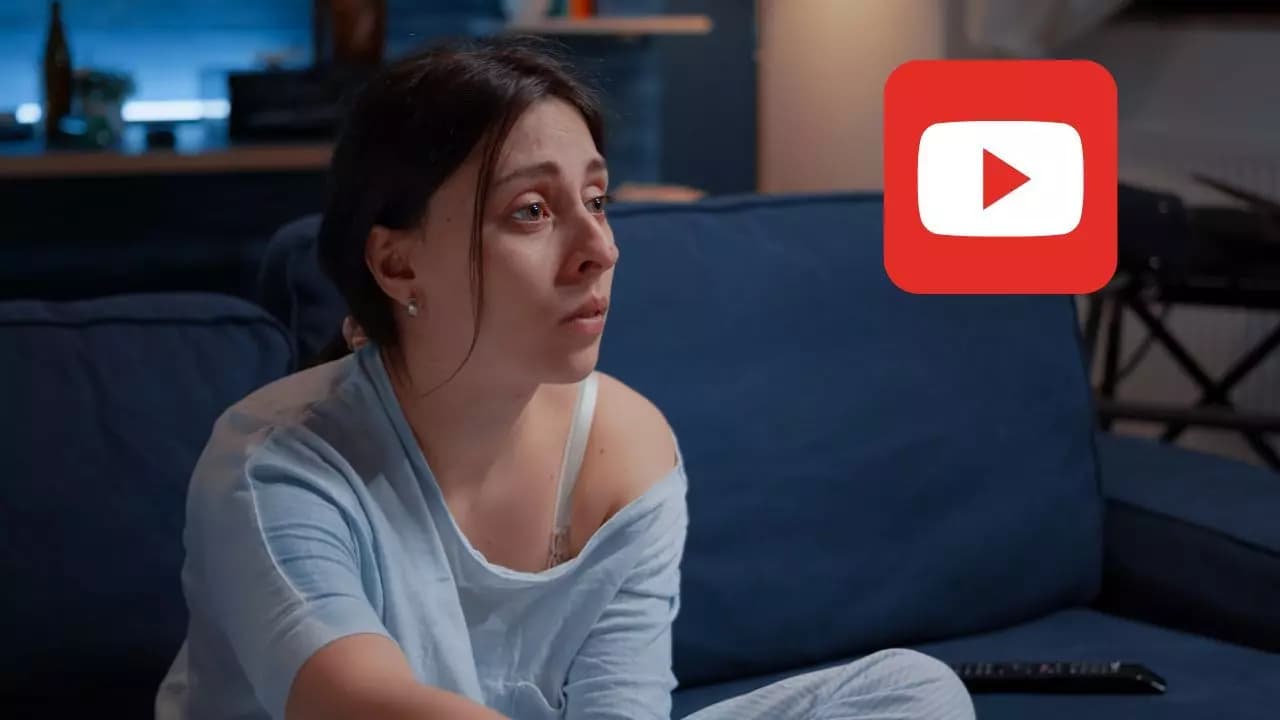 Chica triste mirando logo YouTube Chica triste mirando logo YouTube