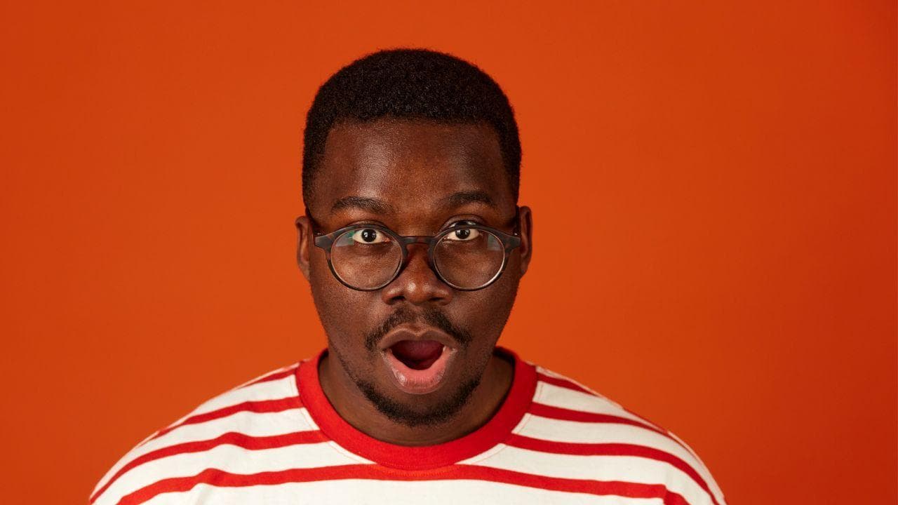 Chico boca abierta sorprendido gafas Chico boca abierta sorprendido gafas