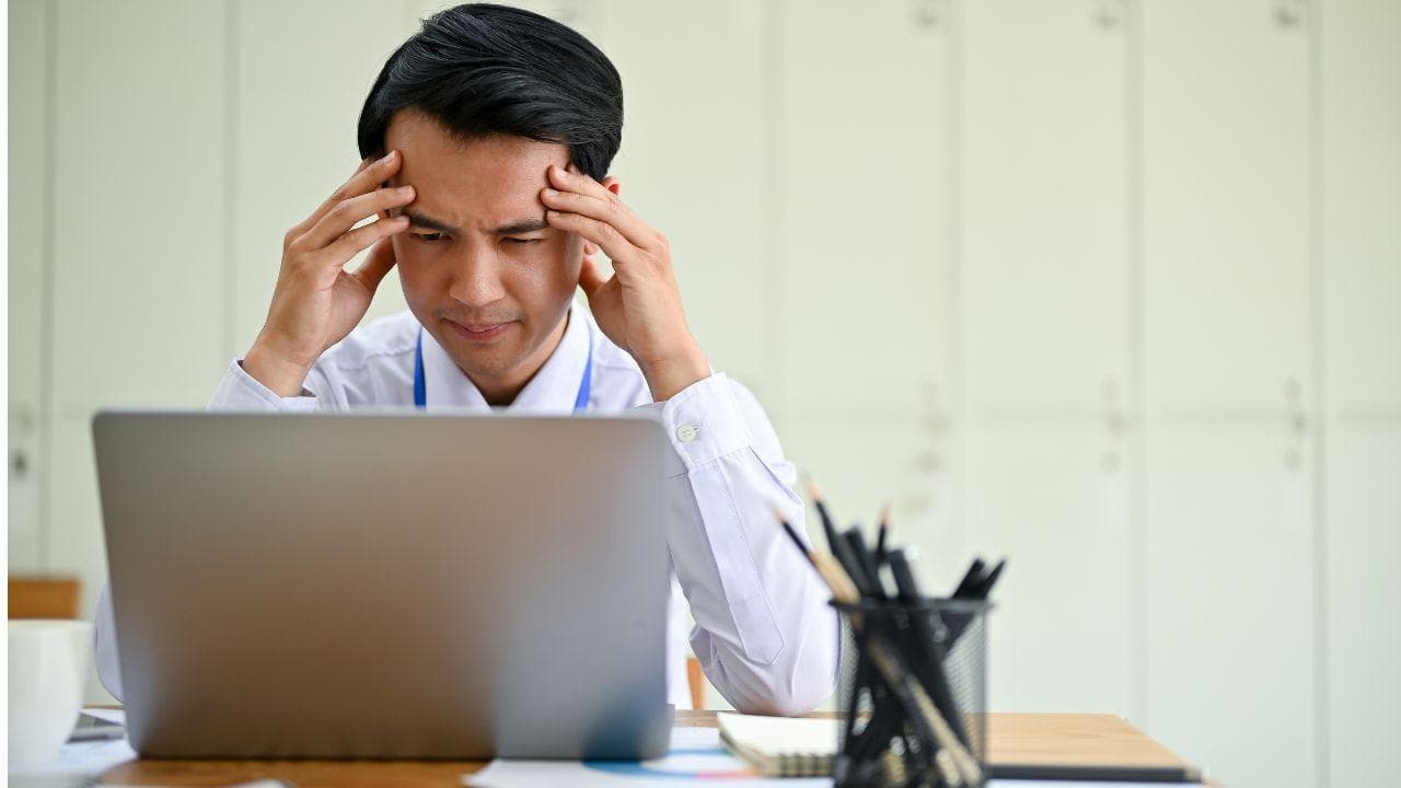 Hombre preocupado usando portatil manos cabeza Hombre preocupado usando portatil manos cabeza
