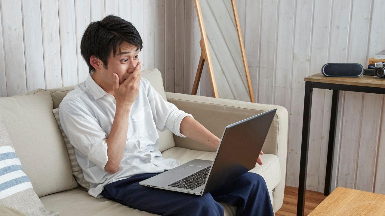 Hombre sorprendido cara divertida portatil Hombre sorprendido cara divertida portatil