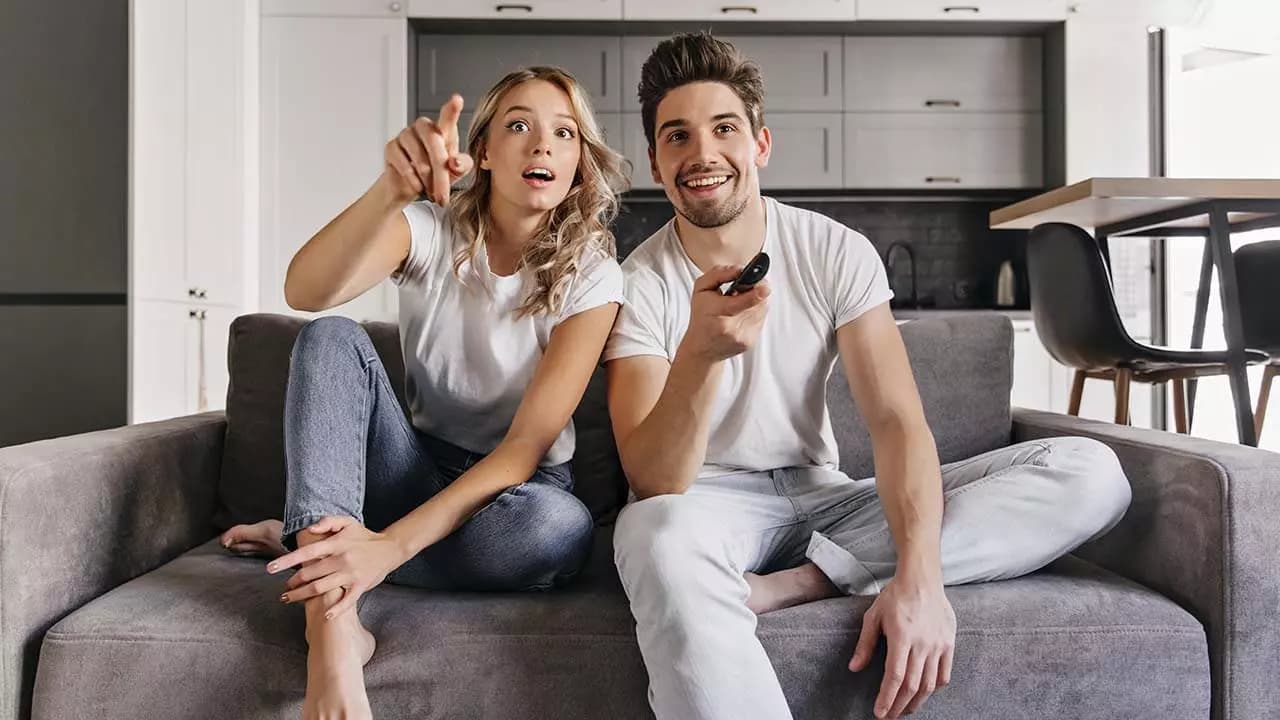 pareja viendo tv pareja viendo tv