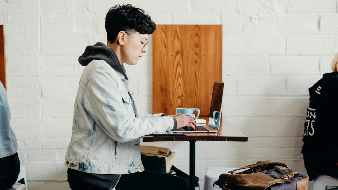 persona trabajando ordenador vpn persona trabajando ordenador vpn