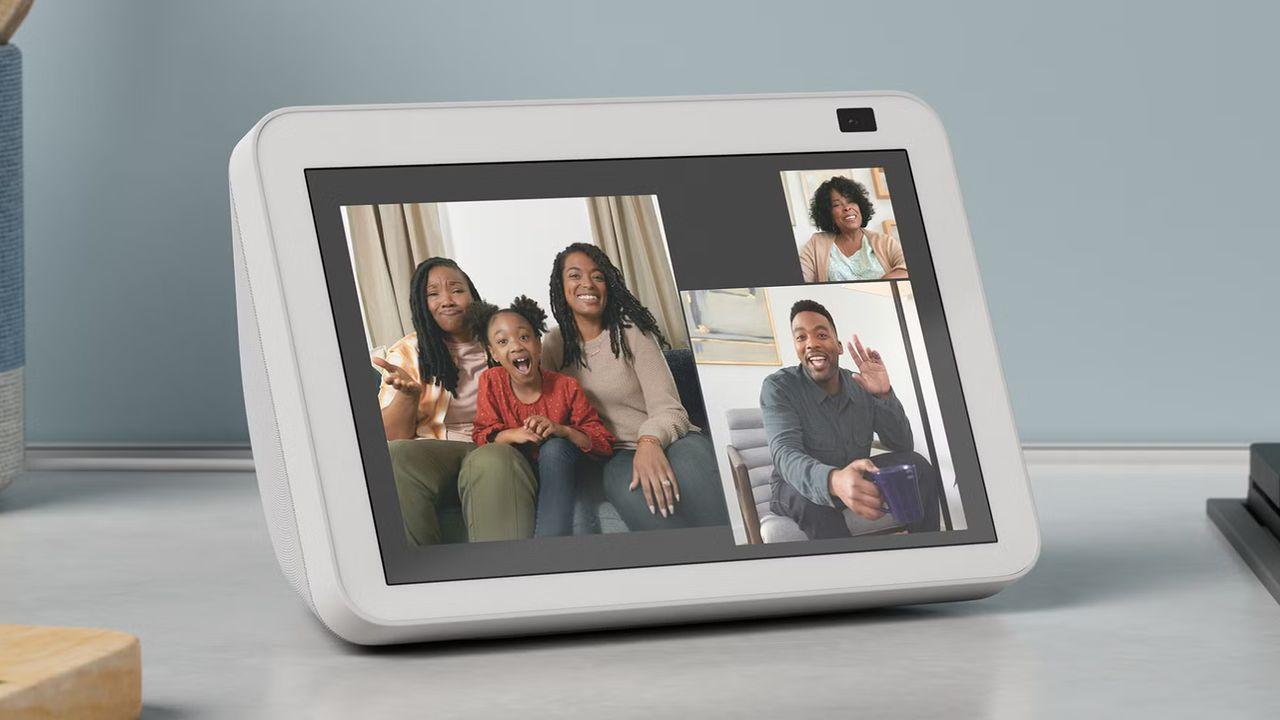 Amazon Echo Show usando videollamada Amazon Echo Show usando videollamada