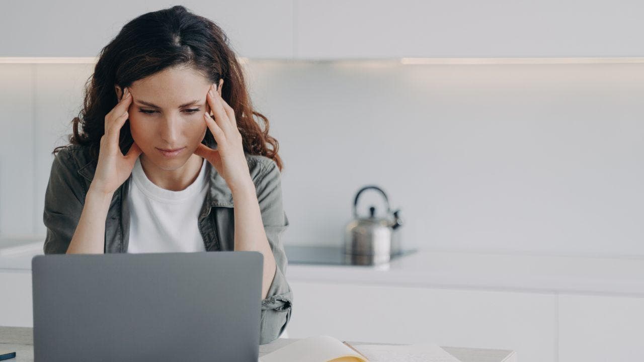 Chica dolor cabeza delante ordenador portatil Chica dolor cabeza delante ordenador portatil