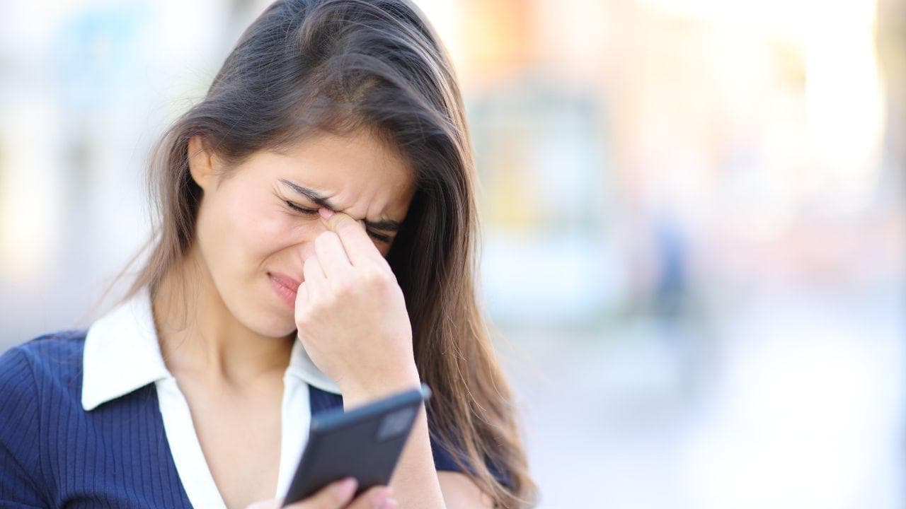 Chica dolor cabeza notificacion smartphone Chica dolor cabeza notificacion smartphone
