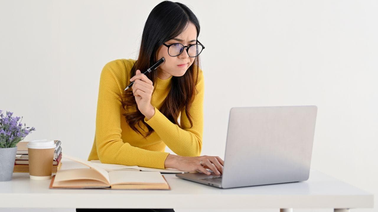 Chica pensativa utilizando ordenador portatil Chica pensativa utilizando ordenador portatil