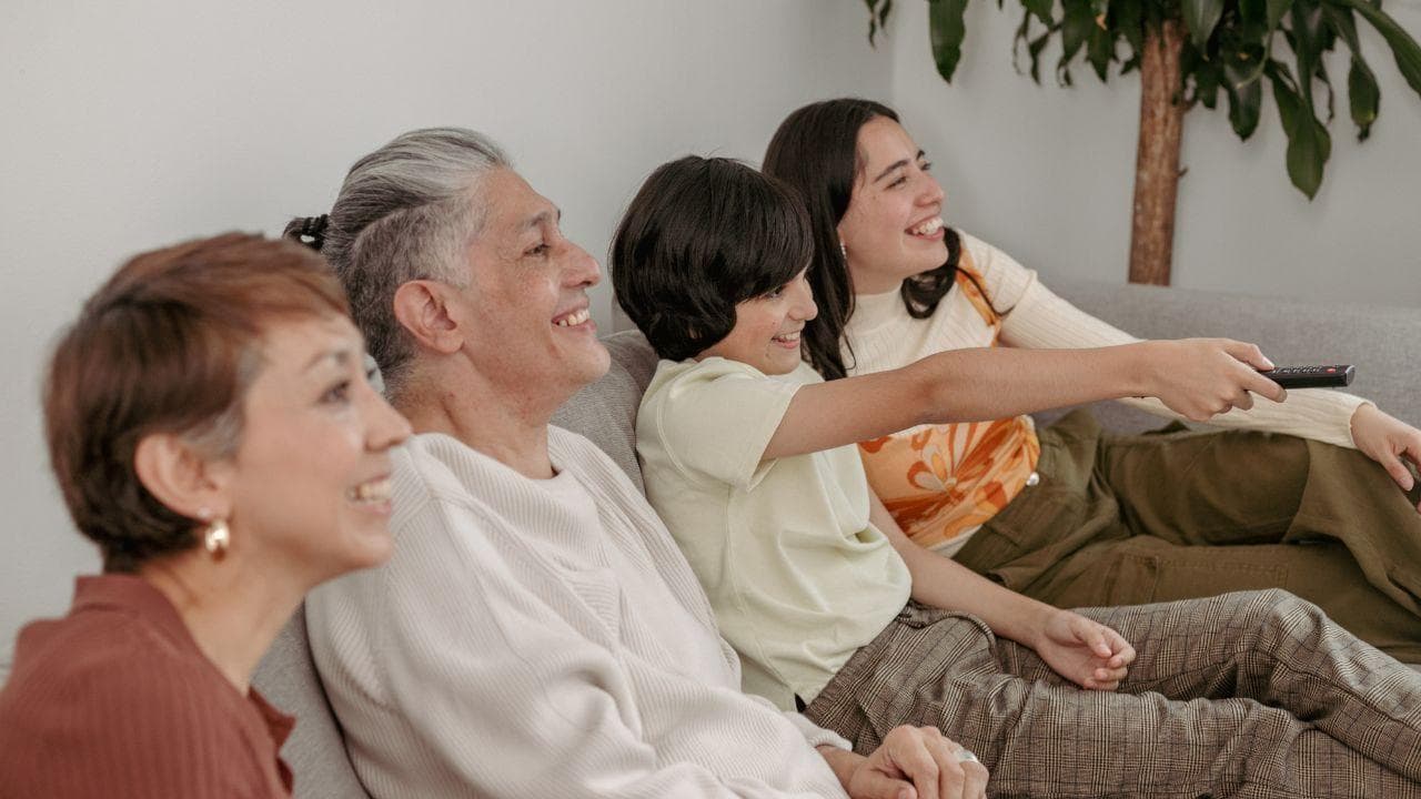 Familia reunida viendo tele felicidad Familia reunida viendo tele felicidad