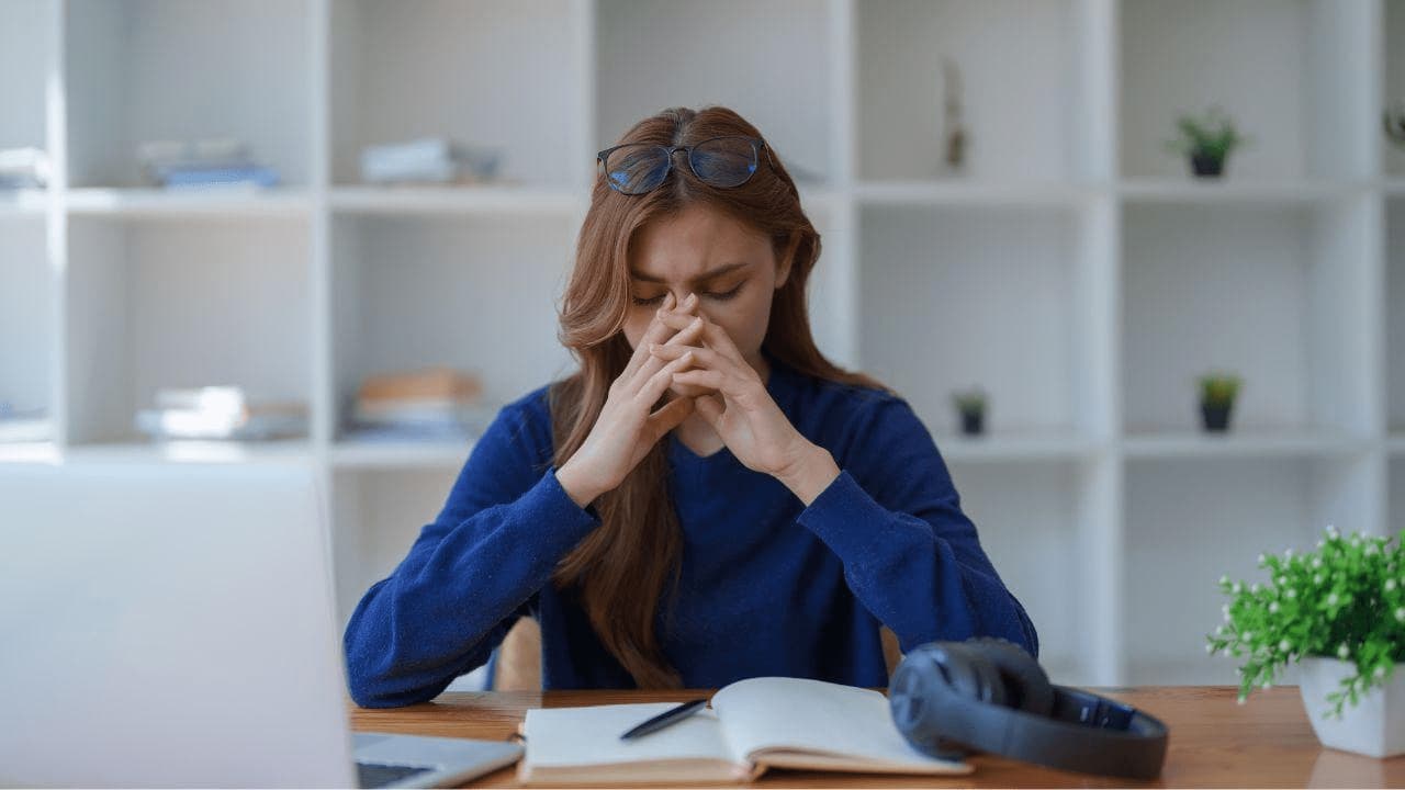 Mujer desesperada delante ordenador portatil Mujer desesperada delante ordenador portatil