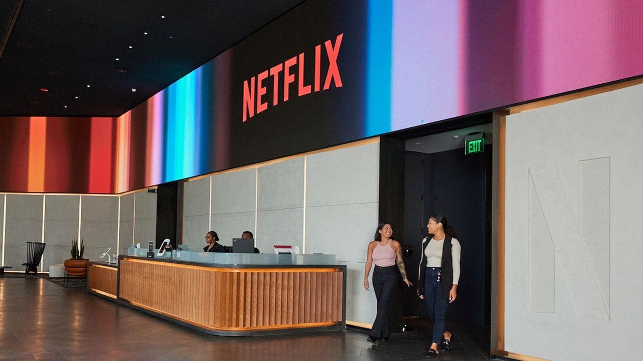 Oficinas Netflix empleados caminando Oficinas Netflix empleados caminando