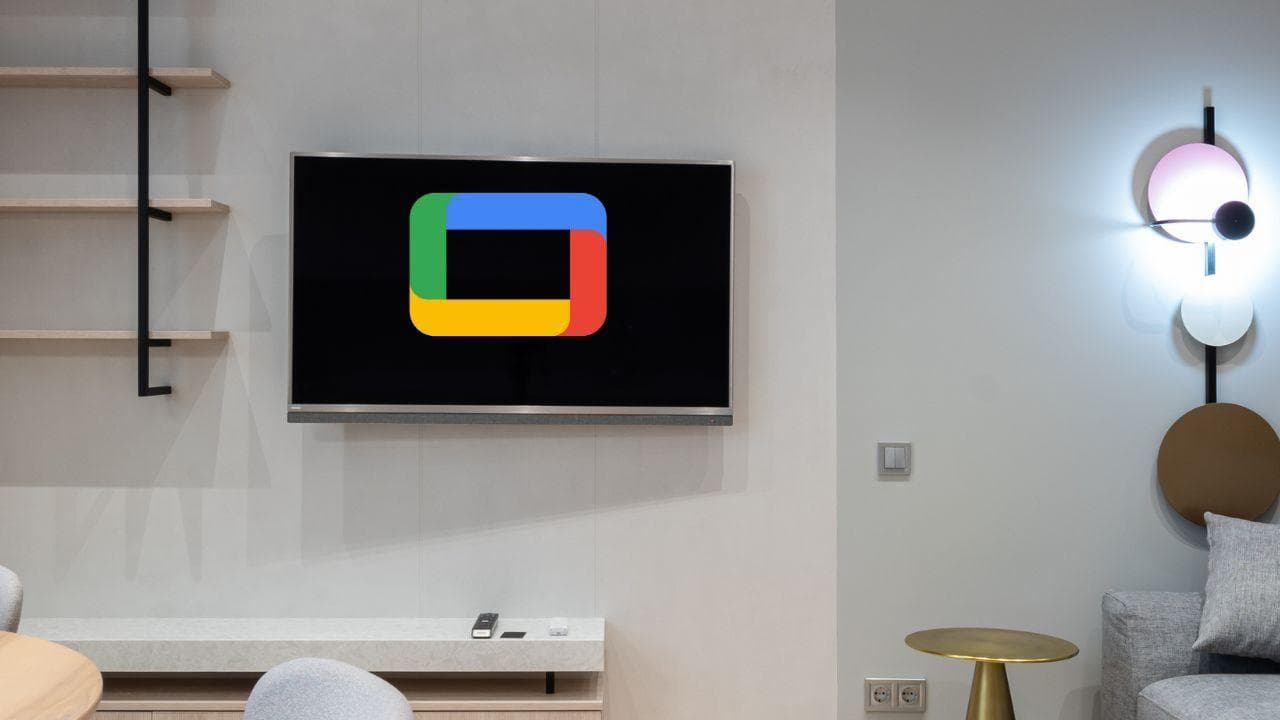 Smart TV colgada pared logo Google TV Smart TV colgada pared logo Google TV