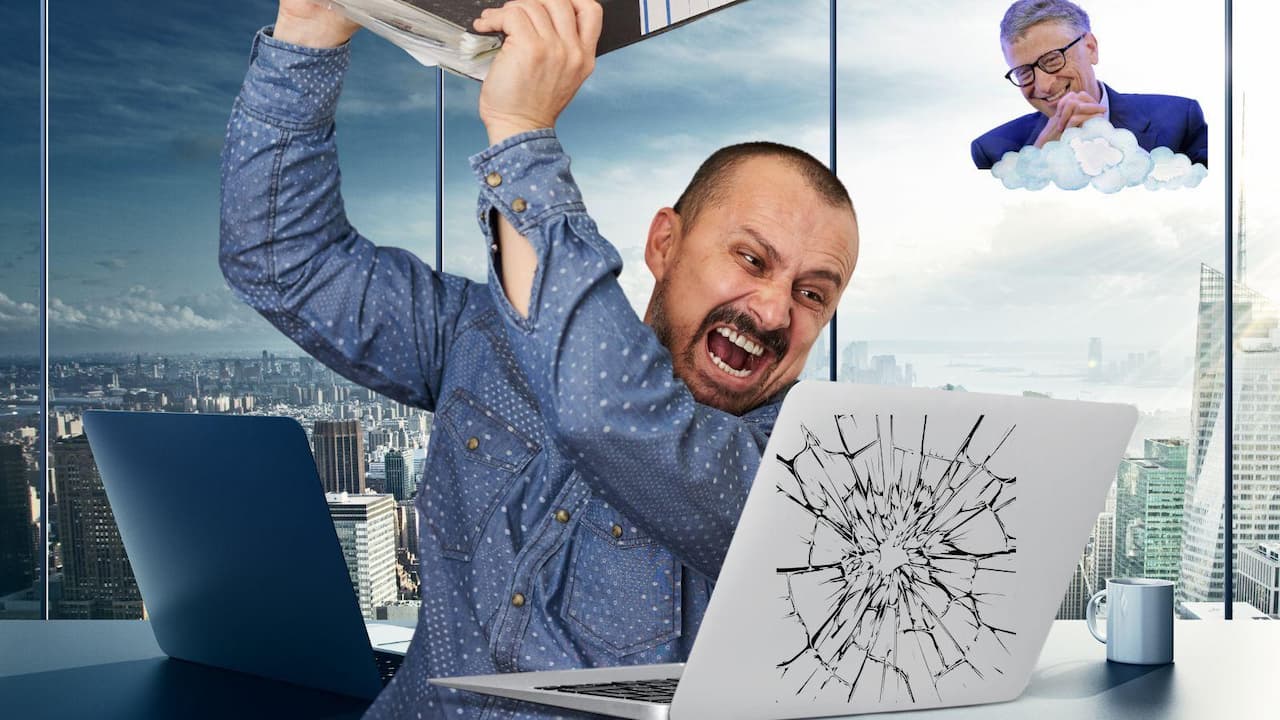 Hombre enfadado rompiendo ordenador portatil Windows Hombre enfadado rompiendo ordenador portatil Windows