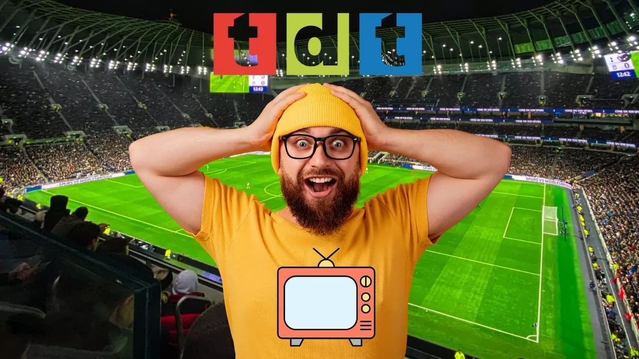 Hombre sorprendido logo TDT dentro campo futbol Hombre sorprendido logo TDT dentro campo futbol
