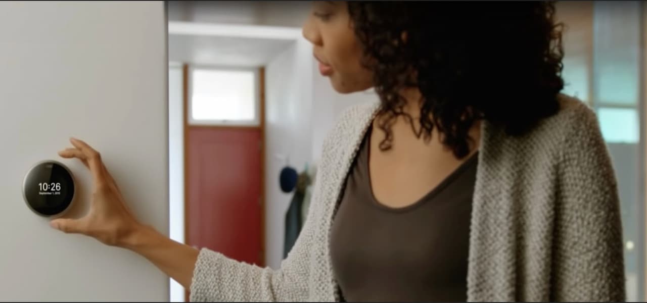 Mujer configurando termostato Nest Google Smart Mujer configurando termostato Nest Google Smart