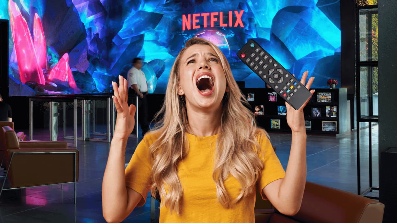 Chica gritando enfadada oficinas coloridas Netflix Chica gritando enfadada oficinas coloridas Netflix