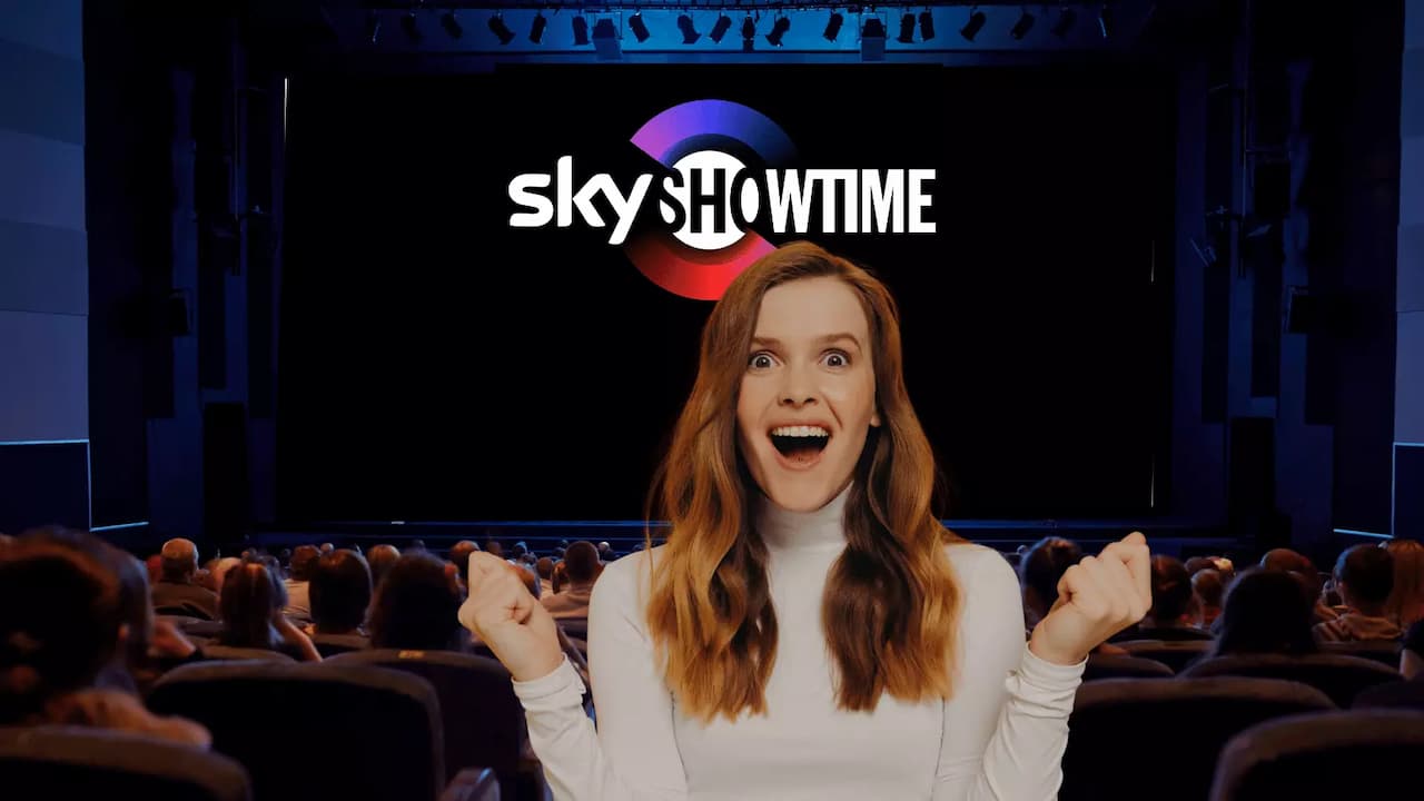 Chica muy contenta sala cine SkyShowtime logo Chica muy contenta sala cine SkyShowtime logo