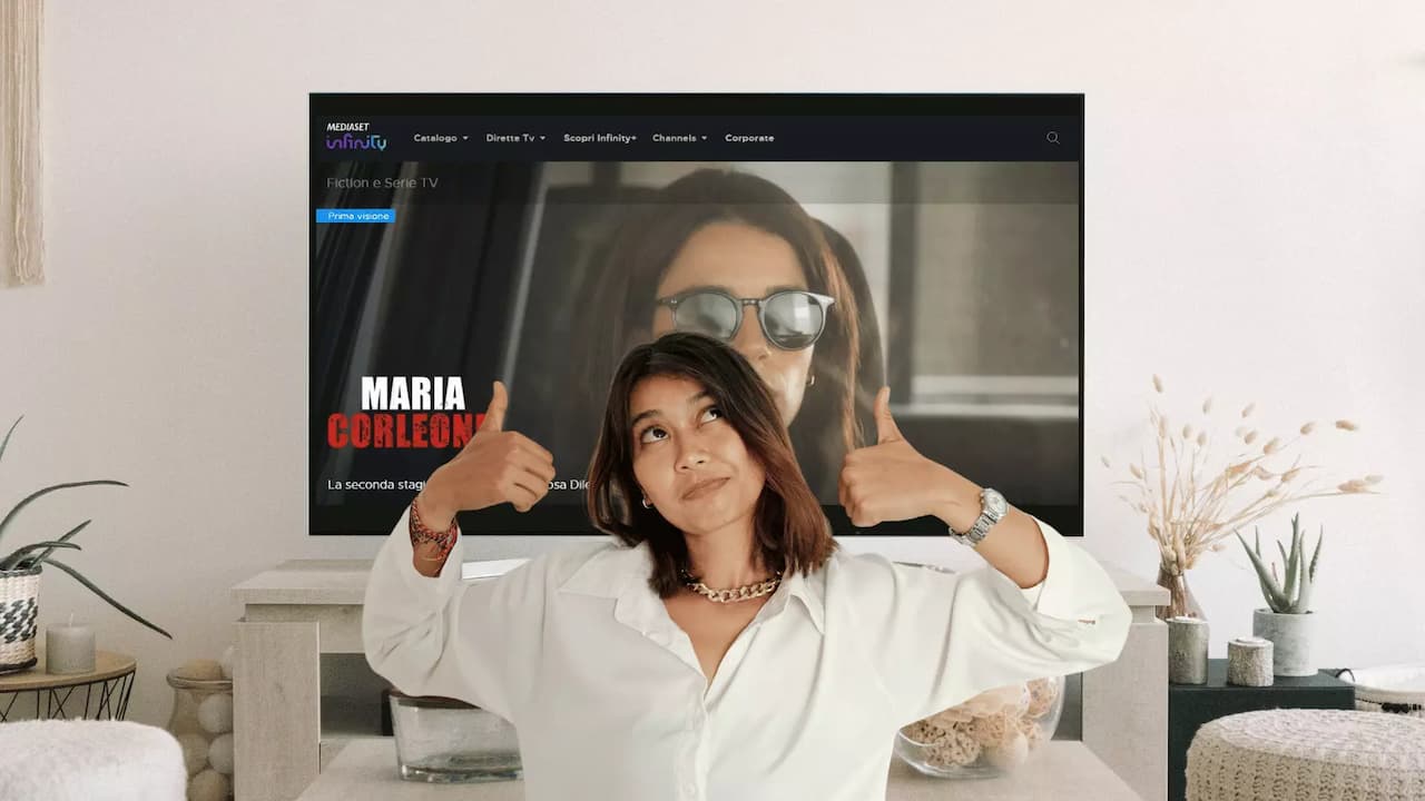 Chica pulgares arriba contenta tele detras Chica pulgares arriba contenta tele detras